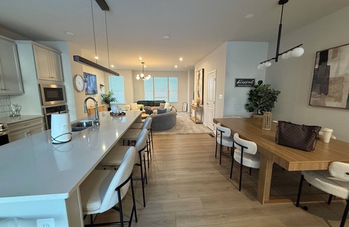 Fredericksburg House | J cornerstone Modern House Charming 4 room townhome in delightful Fredericksburg