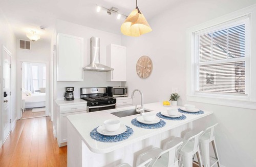 Federal Hill Apartment | Jennifer’s Chic Apt w/Downtown City Views Private Deck