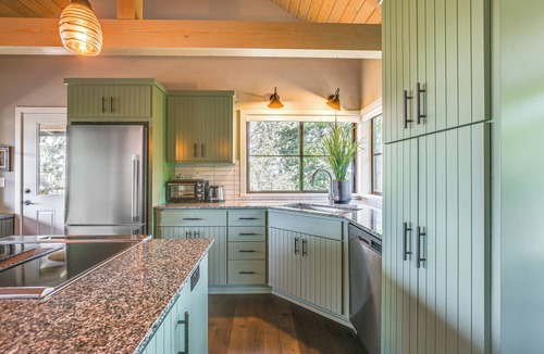 Thurston Cottage | 'Kimiko' Getaway w/Fire Pit – 15 Mi to Eugene
