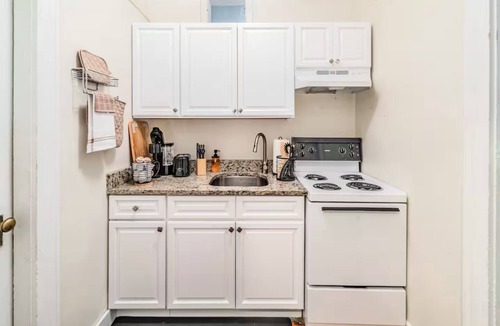 Aspinwall Hill Apartment | King Bed 3 min > Washington Sq 1 min >T