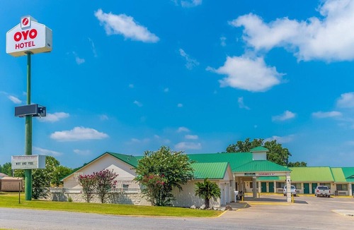 Sweet Home Apartment | King Bed Accessible | Yoakum West
