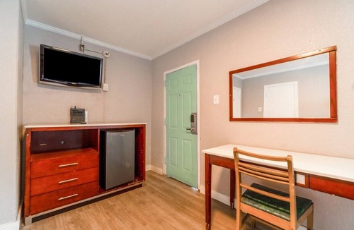 West San Antonio Apartment | King Bed|Non-Smoking