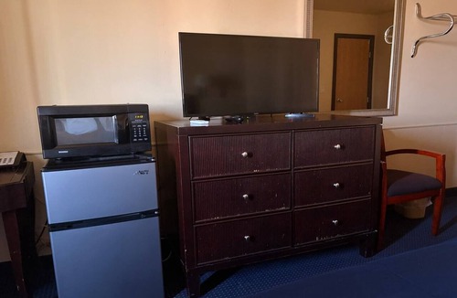 East Grand Forks Apartment | King Bed Non-Smoking | East Grand