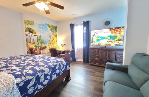 Hampton Apartment | King Sapphire Studio Suite, Kitchenette, 65" TV Private Bathroom Pets Welcome