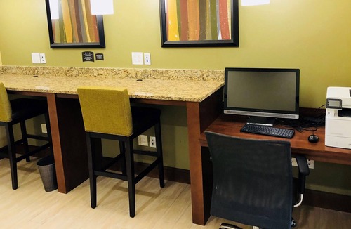 Lakeland Apartment | King Studio. Free Breakfast Buffet. Outdoor Pool. 15 Min to Downtown Lakeland.