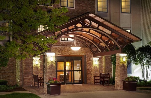 Glenview Condo | King Suite in "The Glen" District. Free Breakfast Daily. Indoor Pool