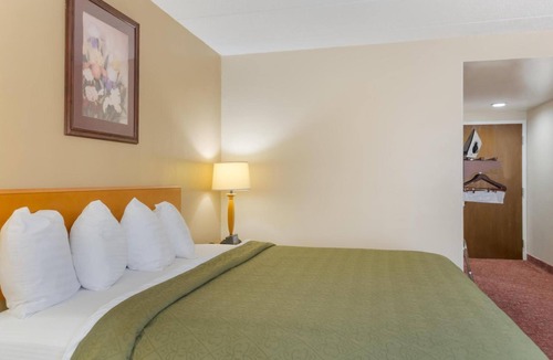 Smithfield Hotel | King Suite near Rustic Drive-In | Free Parking & Breakfast, Pet Friendly Stay