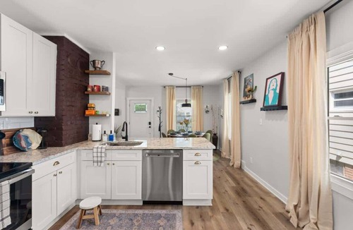 Cleveland House | King Suite - Sleeps 8 - Pet Friendly - Porch