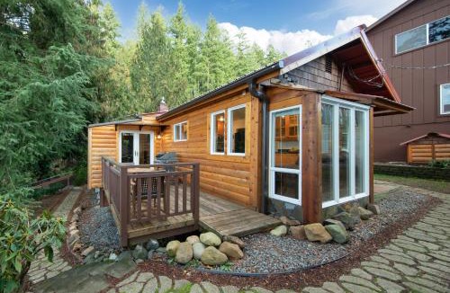 Maple Valley House | Koi Story Cabin on the Lake - Waterfront, near Bike Trail