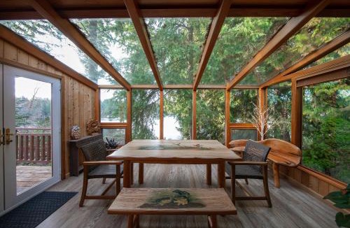 Maple Valley House | Koi Story Cabin on the Lake - Waterfront, near Bike Trail