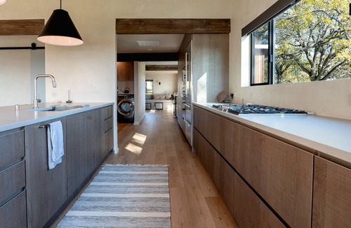 Lyle House | L77 Ranch Farmhouse: Privacy and Comfort with Highland Cattle and Mt. Hood View
