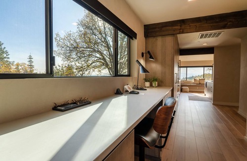 Lyle House | L77 Ranch Farmhouse: Privacy and Comfort with Highland Cattle and Mt. Hood View