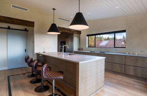 Lyle House | L77 Ranch Farmhouse: Privacy and Comfort with Highland Cattle and Mt. Hood View
