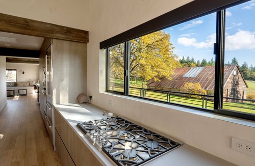 Lyle House | L77 Ranch Farmhouse: Privacy and Comfort with Highland Cattle and Mt. Hood View