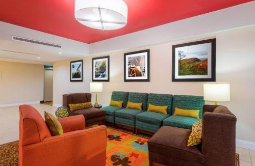 Summersville Hotel | La Quinta Inn & Suites - New River Gorge National Park