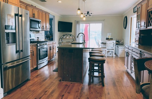 White Lake House | LAKE FRONT HOME WITH OPTIONAL HOT TUB AND PONTOON. PET FRIENDLY! LARGE LOT!