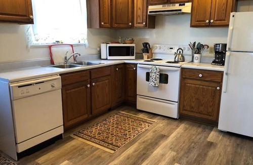 Town of Torrey House | Lake Dreamin-Seneca Lake-Waterfront-Hot Tub-Wine Trail, 100ft Private Level Beach-Pets OK