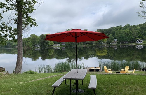 Higganum House | Lake Front home, dock w/2 kayaks, firepit, grill, pedal boat. Lv2 EV charger