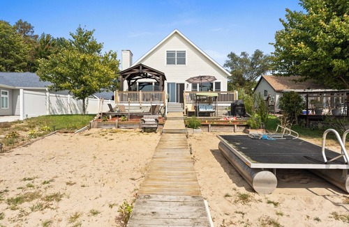 Twin Lake House | Lake Home/Sandy Bottom-Pedal Boats/Kayaks/AC/INTERNET SAT.-SAT OPEN SUMMER WEEKS