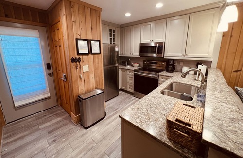 Salem Condo | Lake Keowee condo near Clemson, hiking, golf, boating