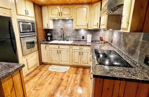 Mirror Lake Apartment | Lake Life Love: Cute 2BR Hideaway on Tranquil Mirror Lake!"