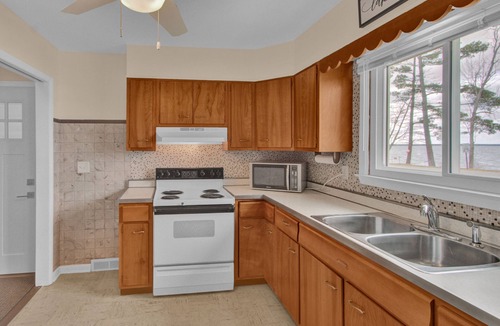 Arkdale Cottage | Lakefront 3-bedroom cottage with private dock & amazing sunset view