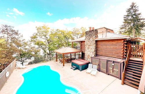 Sunrise Beach House | Lakefront 5BD/4.5BA/2Pools/Hottub/Sauna/Firepit/PizzaOven/Dock/PuttingGreen-10PP