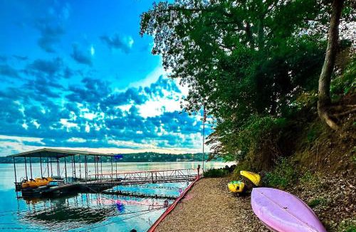 Sunrise Beach House | Lakefront 5BD/4.5BA/2Pools/Hottub/Sauna/Firepit/PizzaOven/Dock/PuttingGreen-10PP