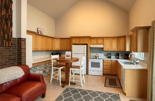 Eatonville House | Lakefront Bungalow! 35 Miles to Mt Rainier!