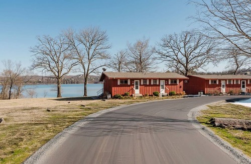 Ridgedale Cabin | Lakefront Cabin #10 - Steps from Table Rock Lake at Happy Hollow Resort