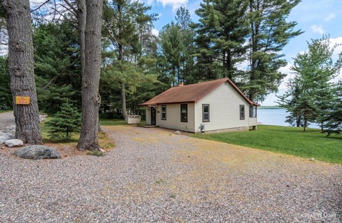Presque Isle Apartment | Lakefront Cabin #6 - The Walleye