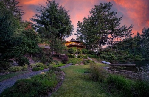 Saunders Lake House | Lakefront Compound - HotTub+Pool Table+Kayaks