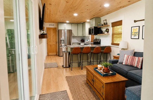 Westview House | Lakefront, cozy 2-bedroom house in Westview with WIFI