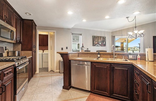 Discovery Bay House | Lakefront Gem Boat Rental Sleeps 8 people