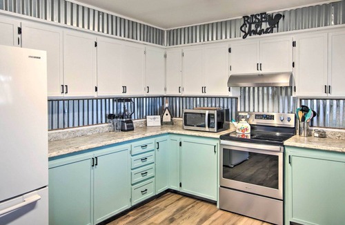 Shell Knob Cottage | Lakefront Gem w/Screened Porch + Game Room!