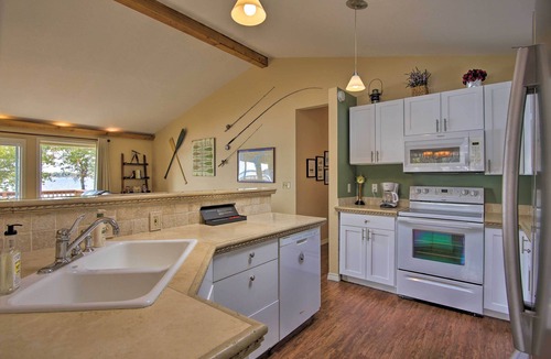 Grove House | Lakefront Home w/Shared Boat Ramp in Grove!