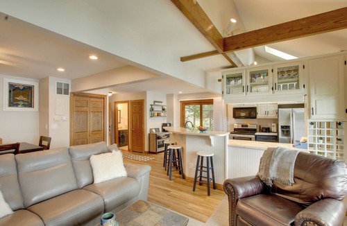 Plymouth Cottage | Lakefront Plymouth Cottage w/Private Hot Tub