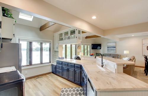 Plymouth Cottage | Lakefront Plymouth Cottage w/Private Hot Tub