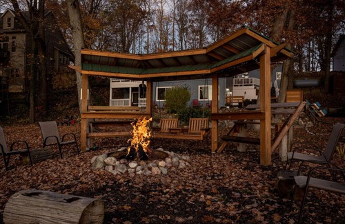 Hastings Cottage | Lakefront, Private Lake, hot tub, Game Room & pets