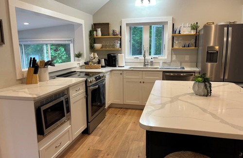 Concord Cottage | Lakefront Year-Round Retreat with Kayaks & Dock in Concord, NH, Cozy & Modern"