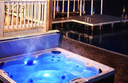 Jackson House | Lakeside Hot Tub, fire pit, kayaks, king beds