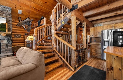 Siren House | Lakeside Log Cabin: 5BR Stunning Views & Game Room