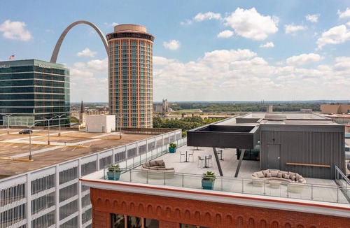 Downtown St. Louis Apartment | Landing | Beautiful Studio, Gym, Courtyard
