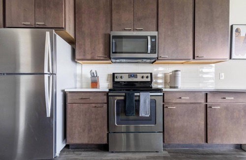 Milwaukee Apartment | Landing | Chic 2BD, Clubhouse, Courtyard