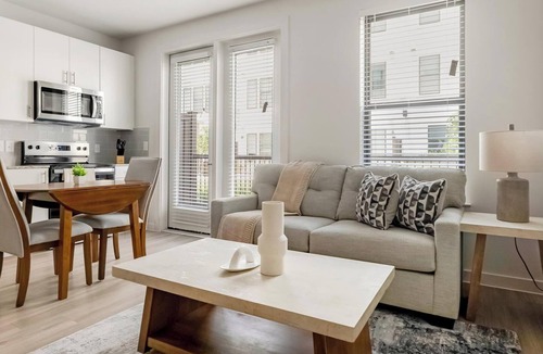 Sweetbriar Apartment | Landing | Incredible 1BD, Gym, Pool