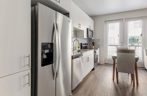 Sweetbriar Apartment | Landing | Incredible 1BD, Gym, Pool