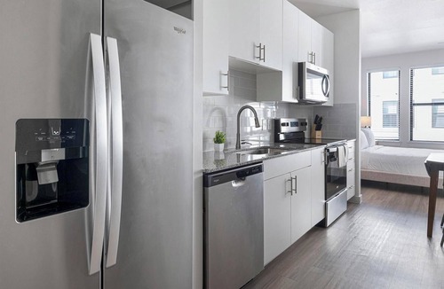 Sweetbriar Apartment | Landing | Incredible Studio, Gym, Pool