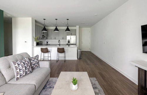 Brentwood Apartment | Landing | Stunning 1BD, Gym, Clubhouse