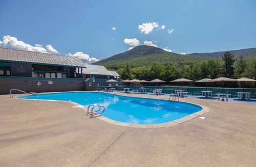 Lincoln House | Large Condo across the street from Loon Mountain!
