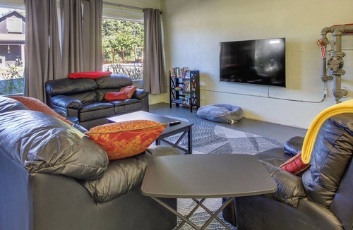 Oakridge Apartment | Large Loft-Style Studio in Uptown Oakridge